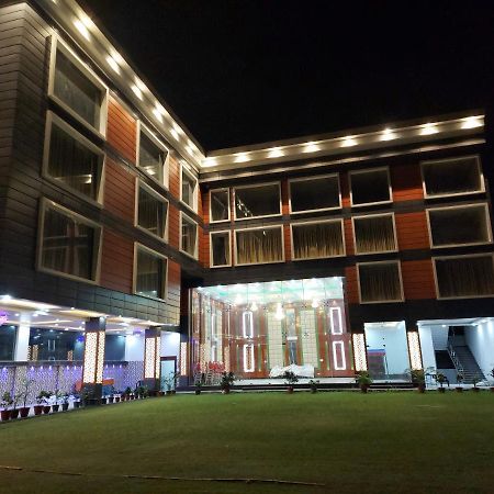 Hotel Ss Grand Lucknow Esterno foto