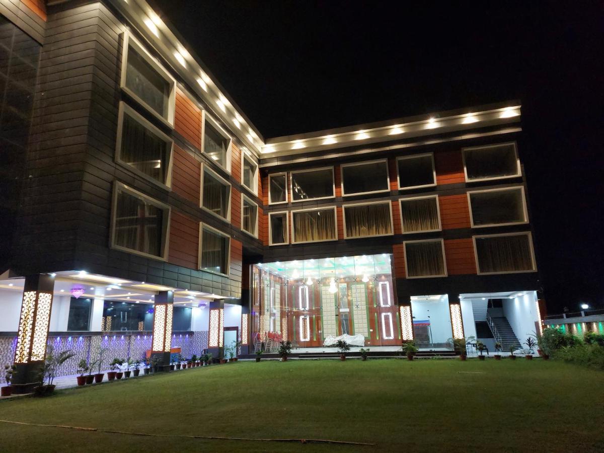 Hotel Ss Grand Lucknow Esterno foto