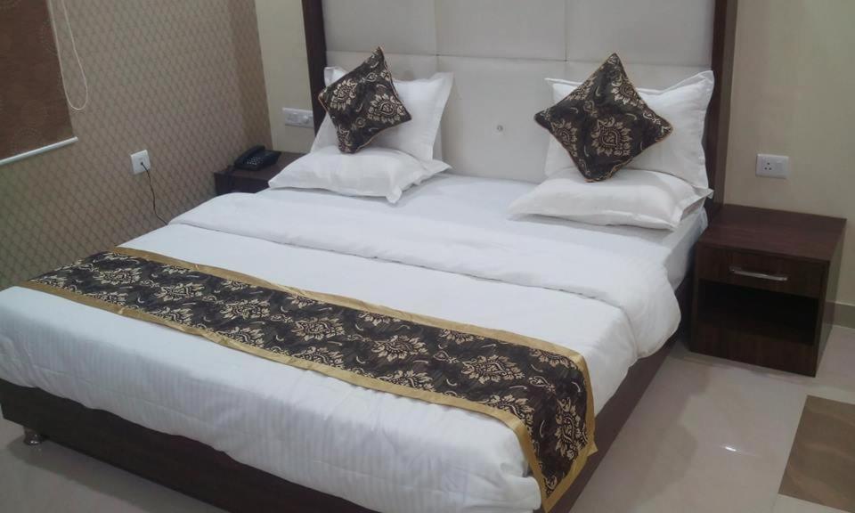 Hotel Ss Grand Lucknow Esterno foto